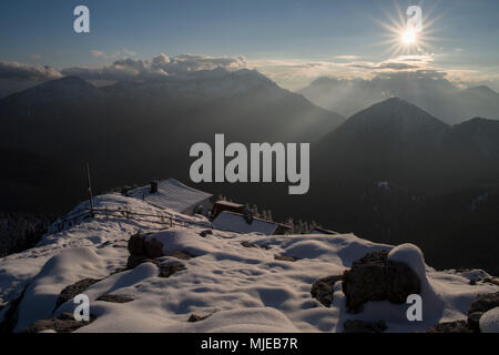 Blick vom Gipfel des Heimgarten zu Estergebirge (Gebirge) und Karwendel im Winter, Bayerische Alpen, Bayern, Deutschland Stockfoto