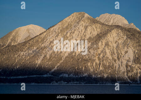 Blick über Walchensee (See Walchen) auf den Herzogstand bei Sonnenaufgang im Winter, Bayerische Alpen, Bayern, Deutschland Stockfoto