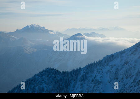 Blick vom Heimgarten auf die benediktenwand und der Jochberg im Winter, Bayerischen Voralpen, Bayern, Deutschland Stockfoto