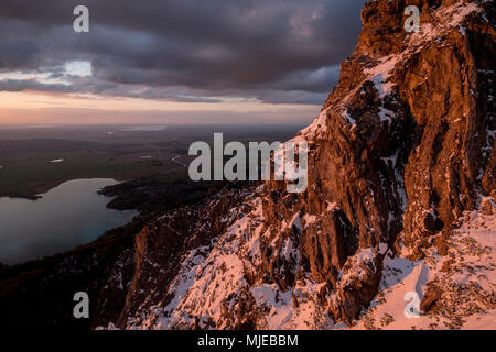 Blick von Jochberg zum Kochelsee Kochel (See) im Winter bei Sonnenuntergang, Bayerische Alpen, Bayern, Deutschland Stockfoto