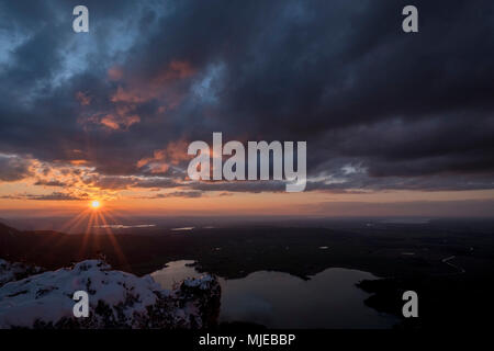 Blick von Jochberg zum Kochelsee Kochel (See) im Winter bei Sonnenuntergang, Bayerische Alpen, Bayern, Deutschland Stockfoto