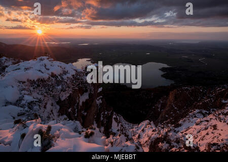 Blick von Jochberg zum Kochelsee Kochel (See) im Winter bei Sonnenuntergang, Bayerische Alpen, Bayern, Deutschland Stockfoto