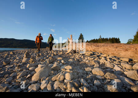 Auf der Halbinsel Zwergern am Walchensee (See Walchen), Bayerischen Alpen, Bayern, Deutschland Wanderer Stockfoto