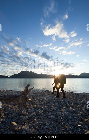 Auf der Halbinsel Zwergern am Walchensee (See Walchen), Bayerischen Alpen, Bayern, Deutschland Wanderer Stockfoto