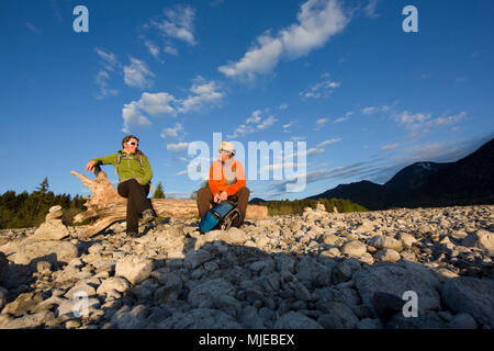 Auf der Halbinsel Zwergern am Walchensee (See Walchen), Bayerischen Alpen, Bayern, Deutschland Wanderer Stockfoto