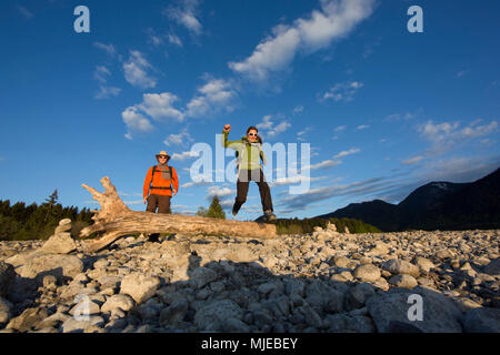 Auf der Halbinsel Zwergern am Walchensee (See Walchen), Bayerischen Alpen, Bayern, Deutschland Wanderer Stockfoto