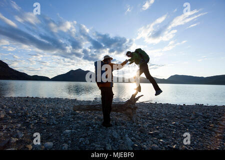 Auf der Halbinsel Zwergern am Walchensee (See Walchen), Bayerischen Alpen, Bayern, Deutschland Wanderer Stockfoto