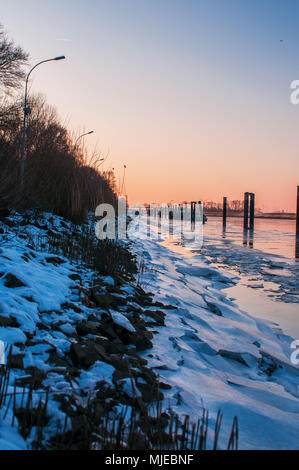 Dämmerung Abendstimmung am zugefrorenen Fluss Elbe in Geesthacht in der Nähe von Hamburg Stockfoto