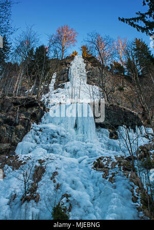 Gefrorene Wasserfälle an der Oker im Nationalpark Harz in Norddeutschland Stockfoto