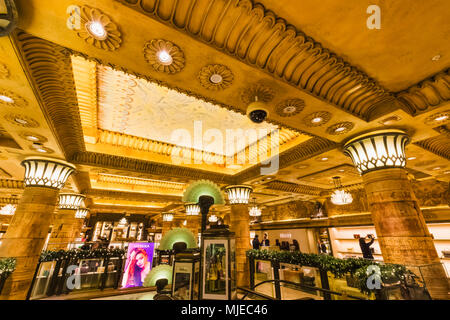 England, London, Knightsbridge, Harrods, der Frauen Zubehör Abteilung Stockfoto