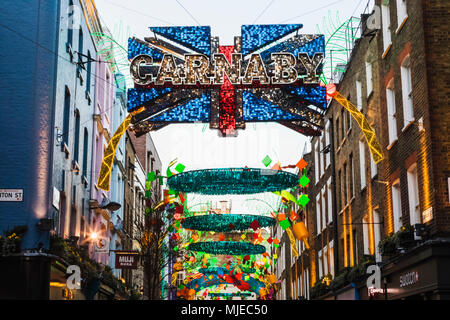 England, London, Carnaby Street mit Weihnachtsschmuck Stockfoto