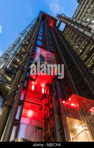 England, London, London, Lloyds Gebäude mit äußeren Aufzüge Stockfoto