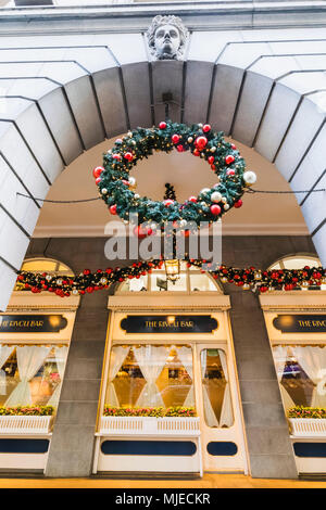 England, London, Piccadilly, Ritz Einkaufspassage mit Weihnachtsschmuck Stockfoto