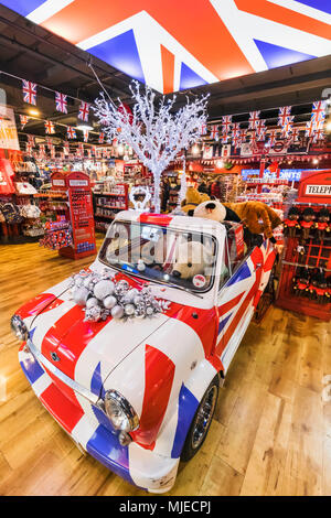 England, London, Piccadilly Circus, Souvenir Shop Anzeige von Mini Auto und Souvenirs Stockfoto