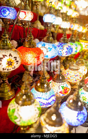 Dubai Souk mit handgefertigten Leuchten Stockfoto