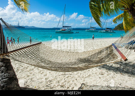 Hängematte aufhängen an berühmten White Bay, Jost Van Dyke, Britische Jungferninseln Stockfoto