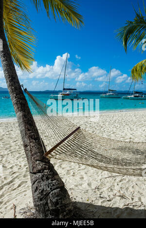 Hängematte aufhängen an berühmten White Bay, Jost Van Dyke, Britische Jungferninseln Stockfoto