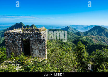 Blick auf die wunderschöne Bergwelt rund um UNESCO-Welterbe Blick die Citadelle Laferriere, Cap Haitien, Haiti, Karibik Stockfoto