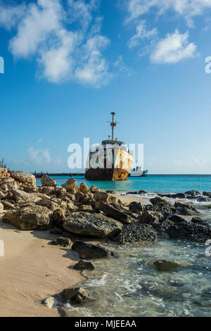 Schiffbruch auf der schönen Norman Saunders Beach, Grand Turk, Turks- und Caicosinseln Stockfoto