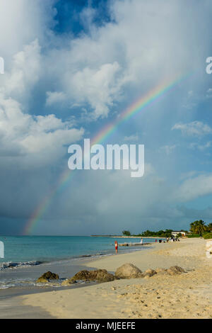 Regenbogen über weltberühmte Grace Bay Beach, Providenciales, Turks- und Caicosinseln Stockfoto