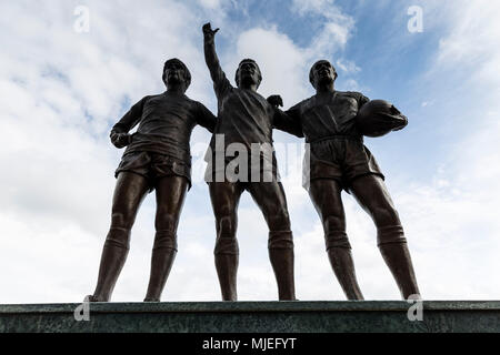 Europa, England, Großbritannien, Manchester, Old Trafford Fußball Stadion, United Trinity Statue, George Best und Denis Law, Sir Bobby Charlton Stockfoto