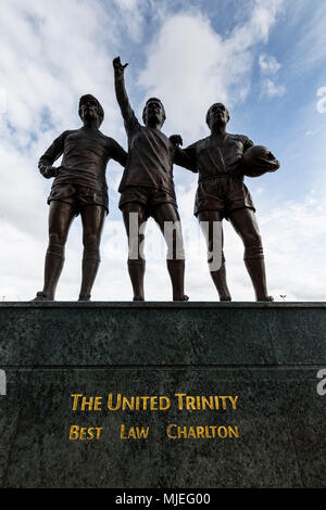 Europa, England, Großbritannien, Manchester, Old Trafford Fußball Stadion, United Trinity Statue, George Best und Denis Law, Sir Bobby Charlton Stockfoto