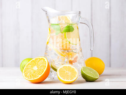 Jar von frischem Sommer Wasser Limonade mit Orangen mit Limetten und Zitronen Scheiben auf Holz- Hintergrund mit frischen Früchten Stockfoto