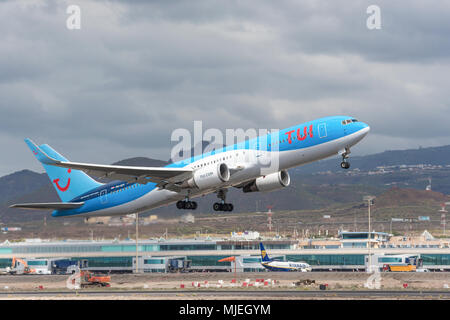 Teneriffa, Spanien - 29. April 2018: Tui Boeing 767 - 300 vom Flughafen Teneriffa Süd, Kanarische Inseln, Spanien. Stockfoto