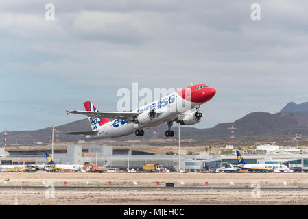 Teneriffa, Spanien - 29. April 2018: Edelweiss Airbus A320 vom Flughafen Teneriffa Süd, Kanarische Inseln, Spanien. Stockfoto