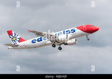 Teneriffa, Spanien - 29. April 2018: Edelweiss Airbus A320 vom Flughafen Teneriffa Süd, Kanarische Inseln, Spanien. Stockfoto