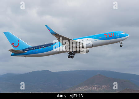 Teneriffa, Spanien - 29. April 2018: Tui Boeing 767 - 300 vom Flughafen Teneriffa Süd, Kanarische Inseln, Spanien. Stockfoto