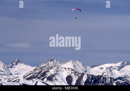 Parapenting über den Pionier Berge in Idaho Stockfoto
