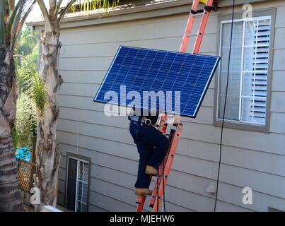 Solar Panel einbauen Stockfoto