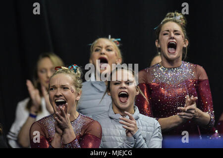 St. Louis, Missouri, USA. 21 Apr, 2018. Oklahoma gymnasts Beifall auf ihre Mannschaftskameraden am at Chaifetz Arena in St. Louis, Missouri, statt. Credit: Amy Sanderson/ZUMA Draht/Alamy leben Nachrichten Stockfoto