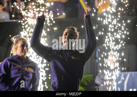 St. Louis, Missouri, USA. 21 Apr, 2018. SARAH FINNEGAN von LSU Punkte in die Menge, als sie Chaifetz Arena in St. Louis, Missouri eingeführt wird. Credit: Amy Sanderson/ZUMA Draht/Alamy leben Nachrichten Stockfoto