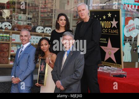 Hollywood, Kalifornien, USA. 3. Mai, 2018. Ich 15980 CHW. Hollywood Handelskammer Ehre Schauspielerin Zoe Saldana mit Stern auf dem Hollywood Walk of Fame .6920 Hollywood Boulevard, Hollywood, CA USA. am 03.05.2018. MITCH O'Farrell, Mila Kunis, Zoe Saldana, James Cameron und LERON GUBLER. © Clinton H. Wallace/Photomundo International / Fotos inkl Credit: Clinton Wallace/Kugel Fotos/ZUMA Draht/Alamy leben Nachrichten Stockfoto