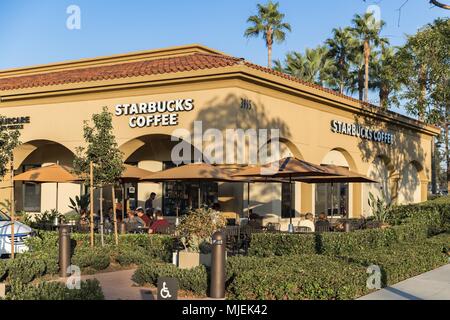 Irvine, Kalifornien, USA. 19 Sep, 2017. Starbucks Corporation ist ein US-amerikanischer Kaffee und Kaffeehaus Kette. Starbucks war in Seattle, Washington, gegründet 1971. Ab 2017 betreibt das Unternehmen 27,339 Standorte weltweit. Starbucks ist "zweite Welle Kaffee ist der wichtigste Vertreter der''', sich zunächst die Unterscheidung von anderen Kaffee - mit Spielstätten in den USA durch den Geschmack, die Qualität und die Kundenzufriedenheit während der popularisierung Dunkel gerösteten Kaffee Credit: Alexey Bychkov/ZUMA Draht/Alamy Live News als Stockfoto