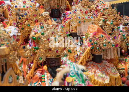 Beigang, Taiwan, 4. Mai 2018: Mehrere Statuen der Göttin Mazu sind Chaotian Tempel in Beigang für die Feier der Göttin' erste Ankunft in Beigang im südlichen Taiwan aus der Chinesischen Provinz Fujian auf der 19. Tag des dritten Mondmonats brachte im Jahr 1694. Mazu Kult ist sehr beliebt in Taiwan, und die Chaotian Tempel Feier ist eine der wichtigsten jährlichen religiöse Feiern in Taiwan. Credit: Perry Svensson/Alamy leben Nachrichten Stockfoto