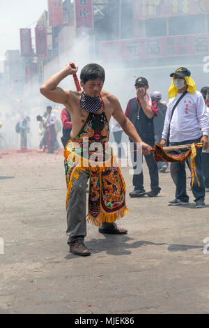 Beigang, Taiwan, 4. Mai 2018: Ein Geist medium Hits selbst auf der Rückseite mit einem pfennigabsatz Verein bei Chaotian Tempel in Beigang im südlichen Taiwan während der Feier der Göttin' erste Ankunft in Beigang aus der Chinesischen Provinz Fujian auf der 19. Tag des dritten Mondmonats im Jahr 1694. Selbst geißelung von Geist medums ist ein Teil der vielen religiösen Feierlichkeiten in Taiwan. Credit: Perry Svensson/Alamy leben Nachrichten Stockfoto