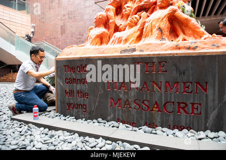 Hongkong, China. 4. Mai, 2018. Jährliche Reinigung der dänische Künstler Jens Galschiot's''-Säule der Schande'' an der Universität Hongkong Pok Fu Lam Hong Kong. Die Skulptur ist ein Denkmal an das Massaker auf dem Platz des Himmlischen Friedens 1989 und wird von den Mitgliedern des Hong Kong Allianz zur Unterstützung der Patriotischen Demokratischen Bewegungen in China politische Partei jährlich gereinigt einen Monat vor dem Juni 4. Jahrestag. 2018 ist der 29. Jahrestag des Ereignisses. Credit: Jayne Russell/ZUMA Draht/Alamy leben Nachrichten Stockfoto