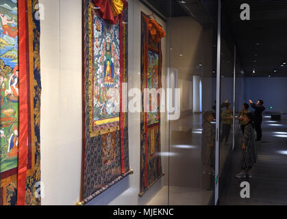 Nanjing in der chinesischen Provinz Jiangsu. 4. Mai, 2018. Besucher anzeigen Thangka Malerei während einer Ausstellung Tour auf Tibetischen kulturellen Schöpfungen in Nanjing, die Hauptstadt der Provinz Jiangsu im Osten Chinas, 4. Mai 2018. Credit: Sonne kann/Xinhua/Alamy leben Nachrichten Stockfoto