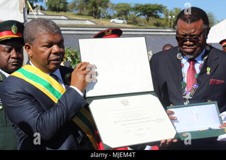 (180505) - Windhoek, 5. Mai 2018 (Xinhua) - namibischen Präsidenten Hage Geingob (R) verleiht die Reihenfolge der Uralten Welwitschia Mirabilis zu angolanischen Präsidenten Joao Lourenco (L) Bei der Gedenkveranstaltung cassinga Tag in Namibias Hauptstadt Windhoek am 4. Mai 2018. Cassinga Tag, der fällt auf den 4. Mai, ist ein nationaler Feiertag in Namibia die Cassinga Massaker, die vor 40 Jahren bei der South African Defence Force Basis dann Nambian Unabhängigkeitsbewegung SWAPO (South West African People's Organisation) in der Nähe des Dorfes Cassinga im südlichen Angola angegriffen Kennzeichnung. (XINHUA Stockfoto