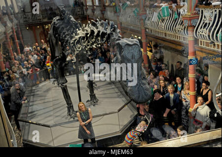 Die Dinosaurier Dippy, Schule Kinder Abschied der Dinosaurier zu Dippy, wie es Dorset County Museum in Dorchester verlässt die Tour mit einem Besuch in Birmingham Museum & Art Gallery, um fortzufahren. Credit: Finnbarr Webster/Alamy leben Nachrichten Stockfoto