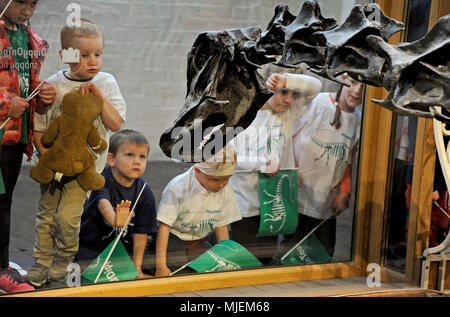 Die Dinosaurier Dippy, Schule Kinder Abschied der Dinosaurier zu Dippy, wie es Dorset County Museum in Dorchester verlässt die Tour mit einem Besuch in Birmingham Museum & Art Gallery, um fortzufahren. Credit: Finnbarr Webster/Alamy leben Nachrichten Stockfoto