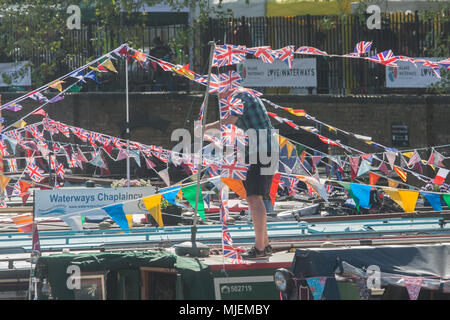 London, Großbritannien. 5 Mai, 2018. Der International Water Association (IWA) Canalway Kavalkade über das Feiertagswochenende im Mai statt, ist London die Größten, hellsten und besten Wasserstraßen Festival mit einer Vielzahl von Booten, Messe Stände und Boot Versammlungen. Das Festival hat sich auf Klein Venedig im Norden von London seit 1983 statt. Credit: Amer ghazzal/Alamy leben Nachrichten Stockfoto