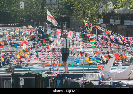 London, Großbritannien. 5 Mai, 2018. Der International Water Association (IWA) Canalway Kavalkade über das Feiertagswochenende im Mai statt, ist London die Größten, hellsten und besten Wasserstraßen Festival mit einer Vielzahl von Booten, Messe Stände und Boot Versammlungen. Das Festival hat sich auf Klein Venedig im Norden von London seit 1983 statt. Credit: Amer ghazzal/Alamy leben Nachrichten Stockfoto