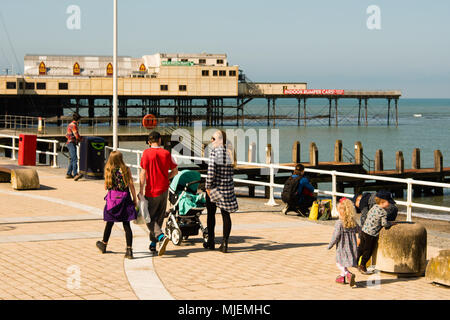 Aberystwyth Wales UK, Samstag, 05. Mai 2018 Deutschland Wetter: Menschen auf der Promenade in Aberystwyth, Wales, genießen den Start der Was verspricht einen sehr warmen und sonnigen bis May Bank Holiday. Temperaturen im Südosten der Britischen werden voraussichtlich über 26 °C zu erreichen, dem Rekord für dieses Frühjahr Bank Holiday Wochenende Foto © Keith Morris/Alamy leben Nachrichten Stockfoto