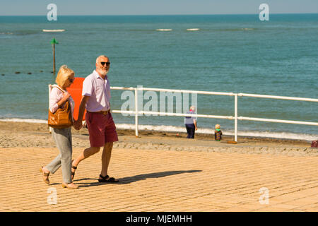 Aberystwyth Wales UK, Samstag, 05. Mai 2018 Deutschland Wetter: Menschen auf der Promenade in Aberystwyth, Wales, genießen den Start der Was verspricht einen sehr warmen und sonnigen bis May Bank Holiday. Temperaturen im Südosten der Britischen werden voraussichtlich über 26 °C zu erreichen, dem Rekord für dieses Frühjahr Bank Holiday Wochenende Foto © Keith Morris/Alamy leben Nachrichten Stockfoto