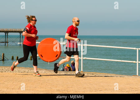 Aberystwyth Wales UK, Samstag, 05. Mai 2018 Deutschland Wetter: Menschen auf der Promenade in Aberystwyth, Wales, genießen den Start der Was verspricht einen sehr warmen und sonnigen bis May Bank Holiday. Temperaturen im Südosten der Britischen werden voraussichtlich über 26 °C zu erreichen, dem Rekord für dieses Frühjahr Bank Holiday Wochenende Foto © Keith Morris/Alamy leben Nachrichten Stockfoto