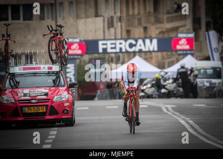 Jerusalem. 4. Mai, 2018. Ein Radfahrer konkurriert in der ersten Etappe des Giro d'Italia 2018 Rennen in Jerusalem, am 4. Mai 2018. Insgesamt 176 Fahrer aus 22 Mannschaften, darunter eine israelische Delegation zum ersten Mal teilgenommen, im Rennen am Freitag. Credit: Jini/Xinhua/Alamy leben Nachrichten Stockfoto